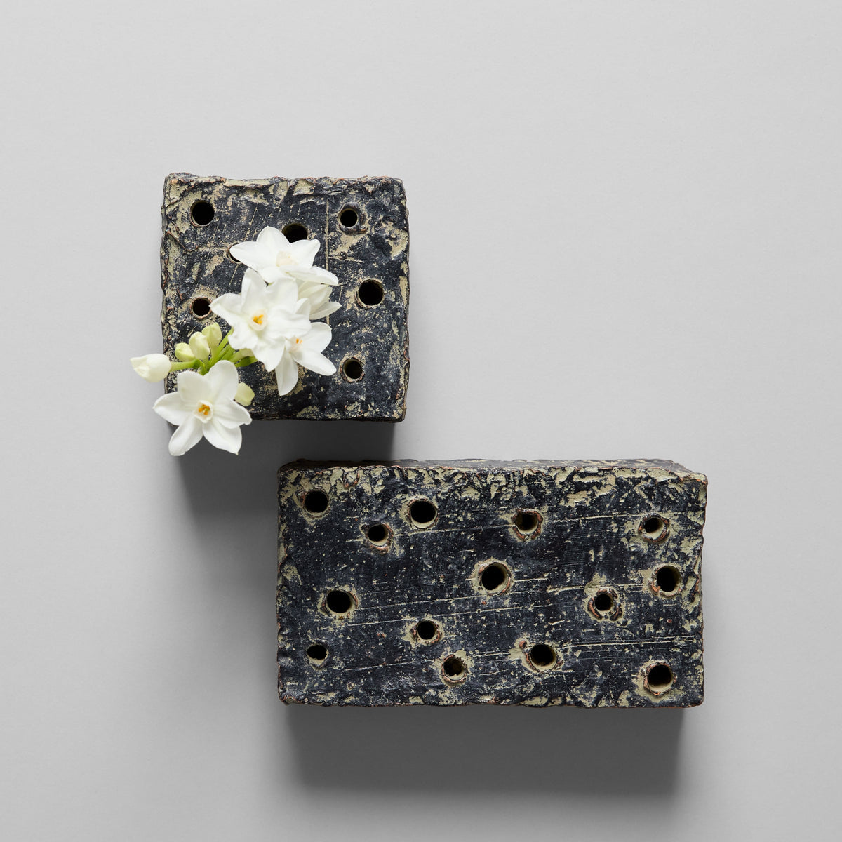 Ceramic Frogs Block - weathered grey
