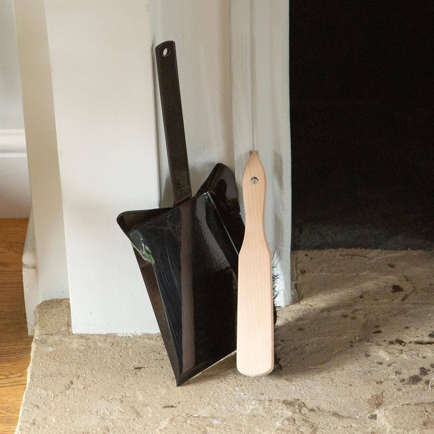 Black Fireplace Dustpan & Brush Set - By Hammer & Tongs